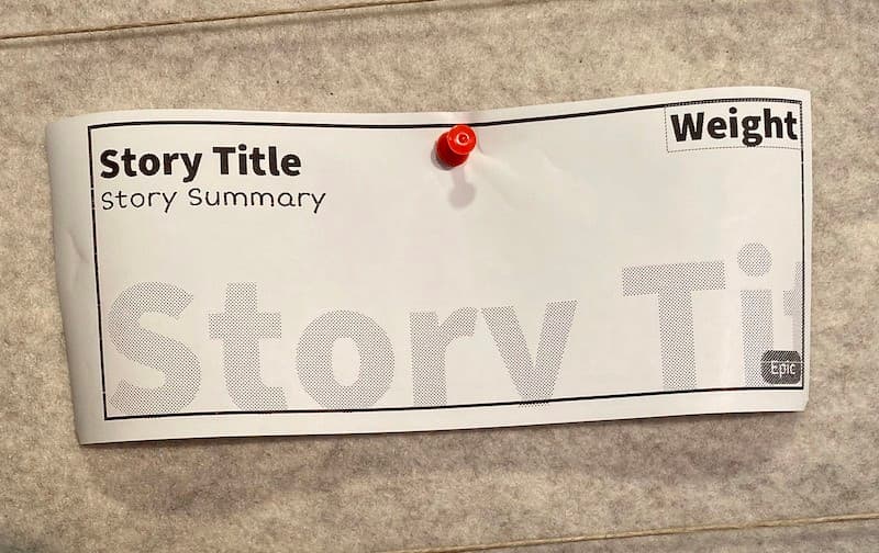 Mit Possy auf einem Bondrucker gedruckte User-Story-Karte, an eine Filzwand gepinnt