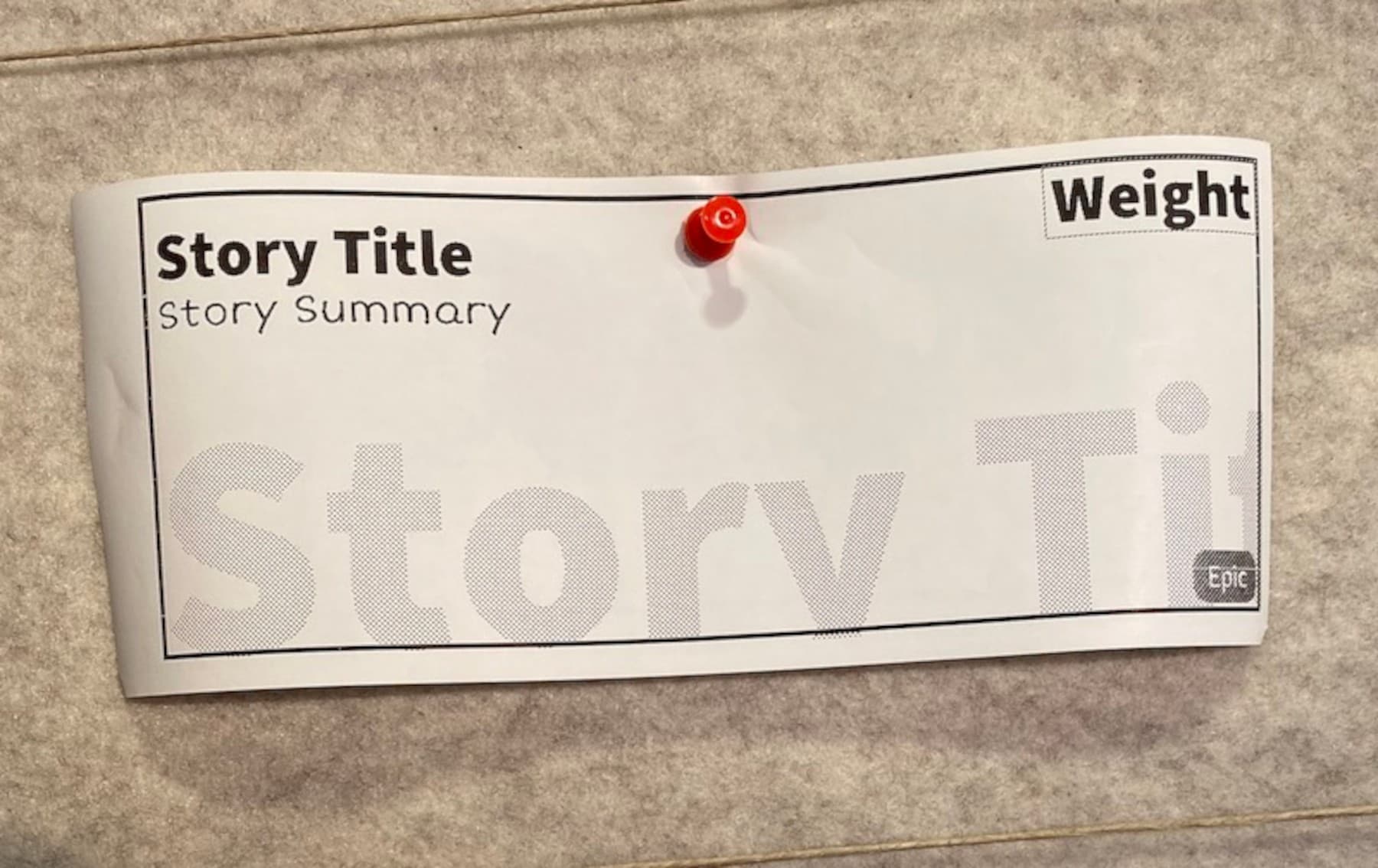 Mit Possy gedruckte User-Story-Karte, an eine Filzwand gepinnt